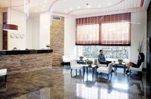 Kuren in Polen: Empfangsbereich im Hotel Malinowy Dwor in Bad Flinsberg Swieradów Zdrój Isergebirge