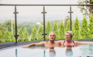 Kuren in Polen: Außenpool des Hotel Malinowy Dwor in Bad Flinsberg Swieradów Zdrój Isergebirge