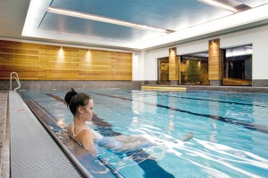 Kuren in Polen: Hallenbad des Hotel Malinowy Dwor in Bad Flinsberg Swieradów Zdrój Isergebirge