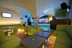 Kuren in Polen: Bar im Hotel Malinowy Dwor in Bad Flinsberg Swieradów Zdrój Isergebirge