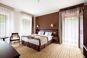 Kuren in Polen: Wohnbeispiel im Hotel Malinowy Dwor in Bad Flinsberg Swieradów Zdrój Isergebirge