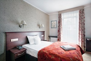 Kuren in Polen: Zimmeransicht im Hotel Malinowy Dwor in Bad Flinsberg Swieradów Zdrój Isergebirge