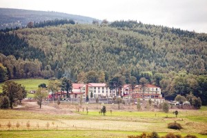 Kuren in Polen: Blick auf das Hotel Malinowy Dwor in Bad Flinsberg Swieradów Zdrój Isergebirge