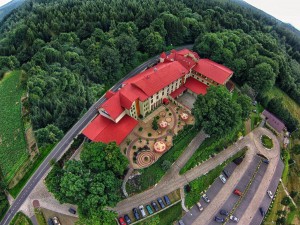 Kuren in Polen: Luftaufnahme vom Hotel Malinowy Dwor in Bad Flinsberg Swieradów Zdrój Isergebirge