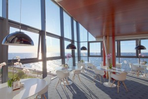 Kuren in Polen: Cafe mit Meerblick im Hotel Marine & Ultra Marine in Kolberg Kolobrzeg