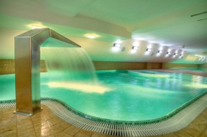 Kuren in Polen: Großes Schwimmbecken des Erholungshaus Maximus SPA in Wald Dziwnowek Ostsee