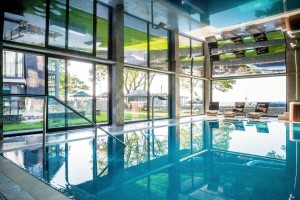 Kuren in Polen: Schwimmbad im Kurhaus Max in Henkenhagen Ustronie Morskie Ostsee