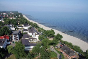 Kuren in Polen: Luftaufnahme vom Kurhaus Max in Henkenhagen Ustronie Morskie Ostsee