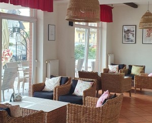 Kuren in Polen: Cafe/Bar des Erholungshaus Maximus SPA in Wald Dziwnowek Ostsee