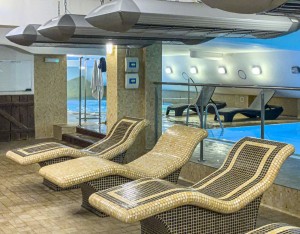 Kuren in Polen: im Hallenbad des Erholungshaus Maximus SPA in Wald Dziwnowek Ostsee