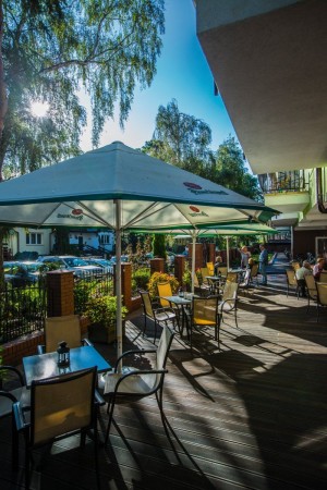 Kuren in Polen: Außenterrasse des Erholungshaus Maximus SPA in Wald Dziwnowek Ostsee