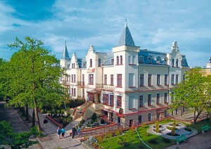 Kuren in Polen: Blick auf das Kurhaus Mewa I in Kolberg Kolobrzeg