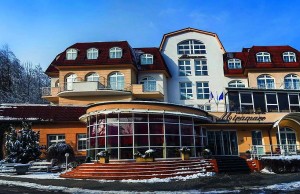 Kuren in Polen: Außenansicht des Kurhotel Miramare Luhacovice Luhatschowitz Tschechien