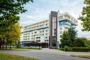 Kuren in Polen: Blick auf die Front des Kurhaus Olymp 3 in Kolberg Kolobrzeg Ostsee