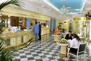 Kuren in Tschechien: Lobby mit Rezeption im Ensana Health Spa Resort Grandhotel Pacifik in Marienbad Mariánské Lázně