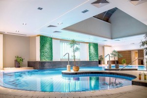 Kuren in Ungarn: Hallenbad mit Whirlpool im Kurhotel Palace in Heviz