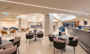 Kuren in Ungarn: Lobby mit Bar im Hunguest Hotel Panorama Héviz Ungarn