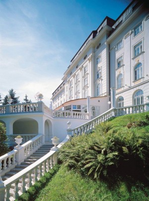 Kuren in Tschechien: Außenanlage des Kurhotel Radium Palace in St. Joachimsthal Jáchymov