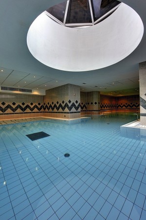 Kuren in Tschechien: Schwimmbad im Kurhotel Radium Palace in St. Joachimsthal Jáchymov