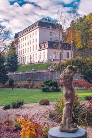 Kuren in Tschechien: Blick auf das Kurhotel Radium Palace in St. Joachimsthal Jáchymov