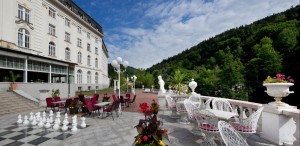 Kuren in Tschechien: Außenterrasse des Kurhotel Radium Palace in St. Joachimsthal Jáchymov