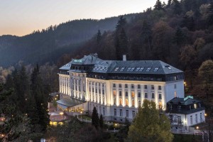 Kuren in Tschechien: Weitblick zum Kurhotel Radium Palace in St. Joachimsthal Jáchymov