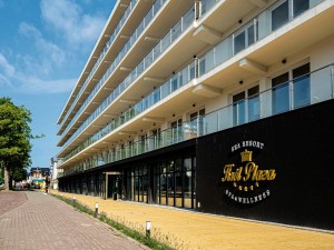 Kuren in Polen: Blick auf das Resort Krol Plaza Jershöft Ostsee Polen