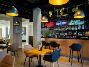 Kuren in Polen: Bar im Resort Krol Plaza Jershöft Ostsee Polen
