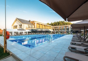 Kuren in Polen: Außenschwimmbecken im Saltic Resort & SPA Gribow Grzybowo
