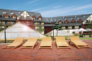 Kuren in Polen: Sonnenterrasse im Wellnesshotel Sandra SPA Karpacz in Krummhübel