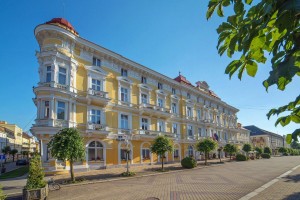 Kuren Tschechien: © Františkovy Lázně Savoy a.s. - Hausansicht vom Kurhaus Savoy Franzensbad Frantiskovy Lazne Tschechien