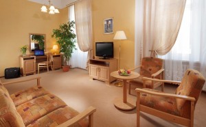 Kuren Tschechien: © Františkovy Lázně Savoy a.s. - Beispiel Apartment Wohnraum im Kurhaus Savoy Franzensbad Frantiskovy Lazne Ts