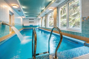 Kuren Tschechien: Pool des Spa Hotel Schlosspark Karlsbad Karlovy Vary Tschechien