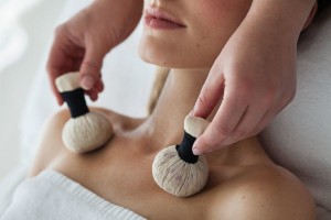 Kuren in Polen: Wellnessanwendung im Shuum Boutique Wellness Hotel in Kolberg Kolobrzeg Ostsee