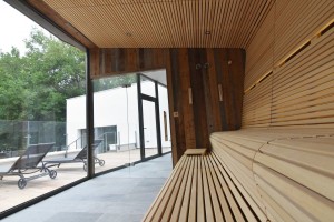 Kuren in Polen: Sauna mit Außenblick im Shuum Boutique Wellness Hotel in Kolberg Kolobrzeg Ostsee