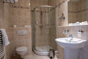 Kuren Tschechien: © Zimmerbeispiel Bad mit Dusche Spa & Wellnesshotel Silva Marienbad Marianske Lazne Westböhmen