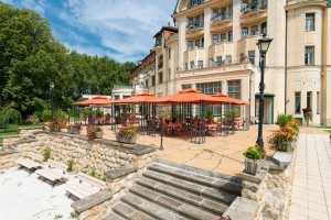 Kuren Slowakei: © Piestany, Ensana Health Spa Hotels - Sommerterrass des Ensana Thermia Palace Health Spa Hotel Piestany Pistyan