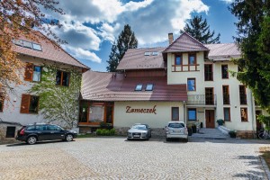 Kuren in Polen: Parkplatz der Villa Zameczek in Bad Aldheide Polancia Zdrój