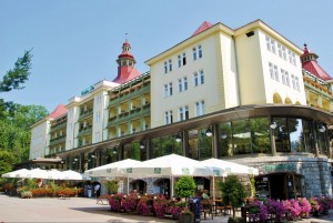 Kuren in Polen: Blick auf das Kurhaus Wielka Pieniawa in Bad Altheide Polanica Zdrój