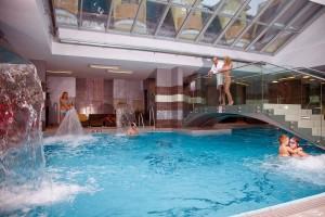 Hallenbad des Sanatorium Zameczek Bad Kudowa Kudowa Zdrój Polen Kuren in Polen: Schwimmbad des Sanatorium Zameczek in Bad Kudowa Kudowa Zdrój