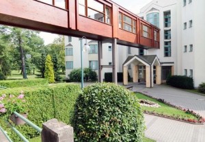 Kuren in Tschechien: Verbindungsgang zum Hotel Grand in Hotel Anna Maria in Moorbad Anna (Lázně Bělohrad)