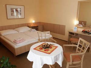Kuren in Tschechien: Wohnbeispiel Doppelzimmer im Hotel Anna Maria in Moorbad Anna (Lázně Bělohrad)