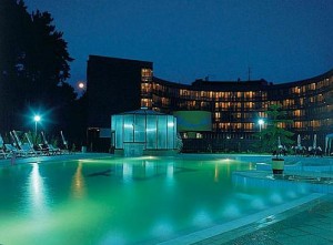 Kuren Slowakei: Außenanlage mit Pool im Kurhaus Banik in Bojnice Weinitz