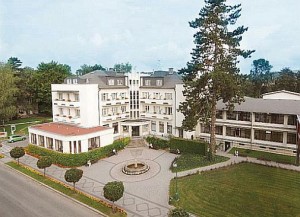 Kuren in Tschechien: Blick auf das Hotel Grand in Moorbad Anna Lázně Bělohrad