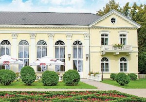 Kuren in Polen: Blick auf das Kurhaus Edward in Bad Warmbrunn Cieplice Zdrój