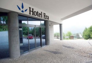 Kuren in Polen: Eingang des Hotel Era in Bad Flinsberg Świeradów Zdrój Isergebirge