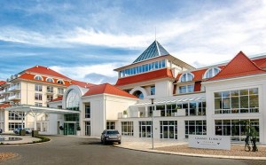 Kuren nach Polen: Außenansicht vom Hotel Grand Lubicz in Ustka Stolpmünde