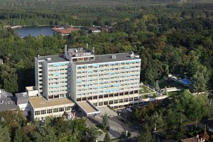 Kuren in Ungarn: Blick zum Thermal Héviz Ensana Health Spa Hotel in Héviz