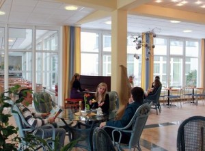 Kuren in Deutschland: Cafeteria im Medical-Wellness-Zentrum in der Klinik am Haussee 