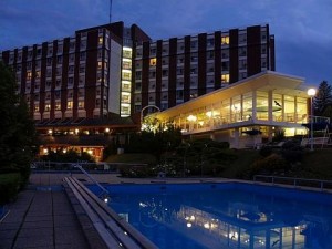 Kuren in Ungarn: Abendansicht vom Thermal Aqua Ensana Health Spa Hotel in Héviz